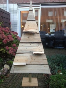 gans langs Heel Houten kerstboom zelf maken: 5 manieren mét beschrijving - Christmaholic.nl