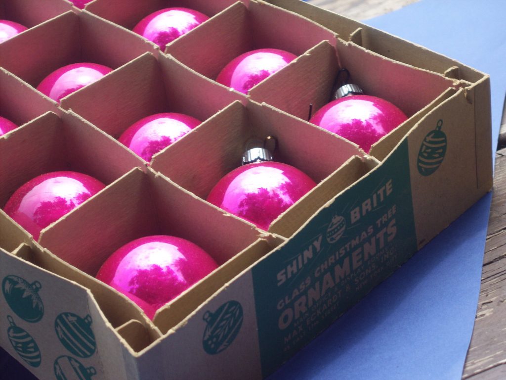 neon roze kerstballen