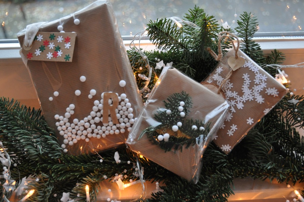 kerstcadeautjes inpakken met bruin papier en doorzichtige folie