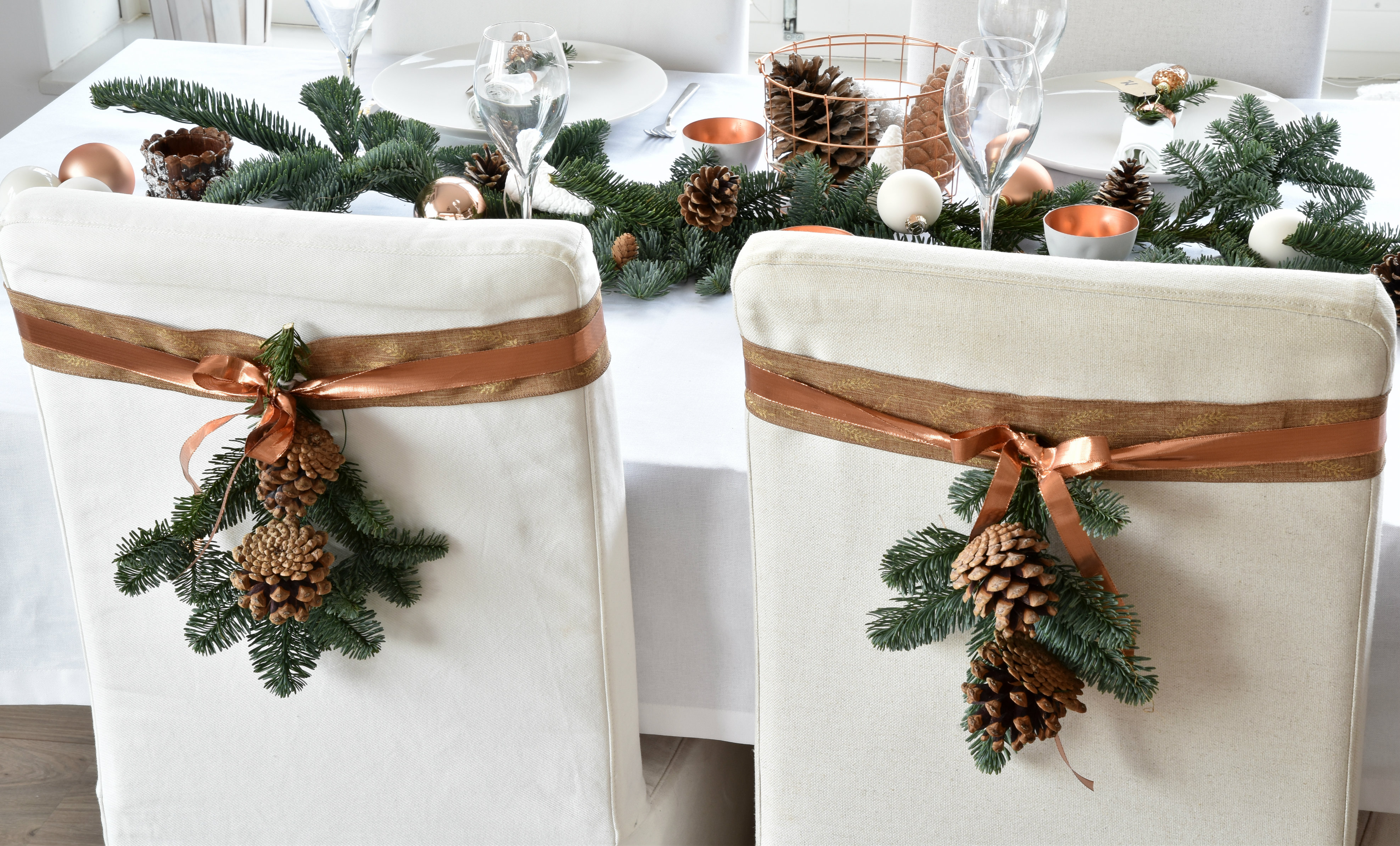 Ondergeschikt Afleiden Kiezelsteen De kersttafel dekken voor het kerstdiner: sfeer in wit & koper
