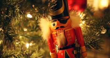 traditionele notenkraker in kerstboom