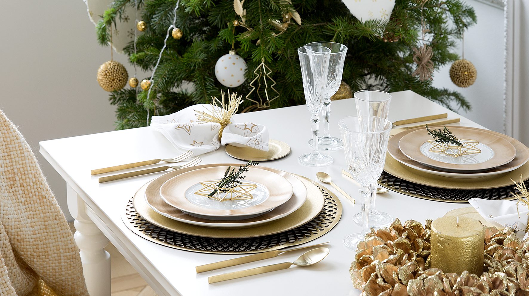 meerderheid toewijding Een bezoek aan grootouders Kerst tafel dekken met veel goud! - Christmaholic.nl