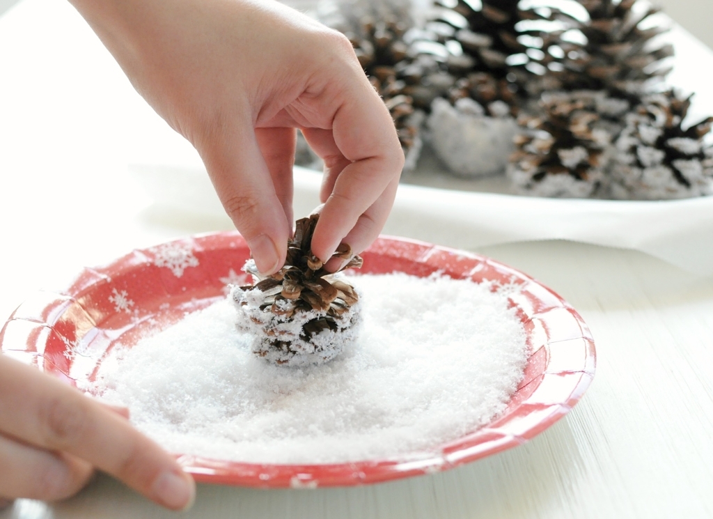 Kerstversiering Maken Dennenappels Met Sneeuw Christmaholic Nl