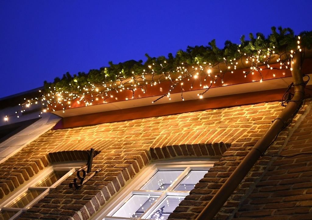 Kerstverlichting buiten ophangen en bevestigen stappenplan & tips