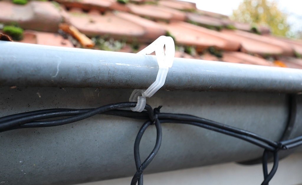 Kerstverlichting buiten ophangen en bevestigen stappenplan & tips