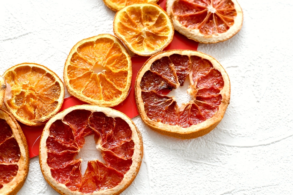Kerstkrans van gedroogde sinaasappel & grapefruit Christmaholic.nl