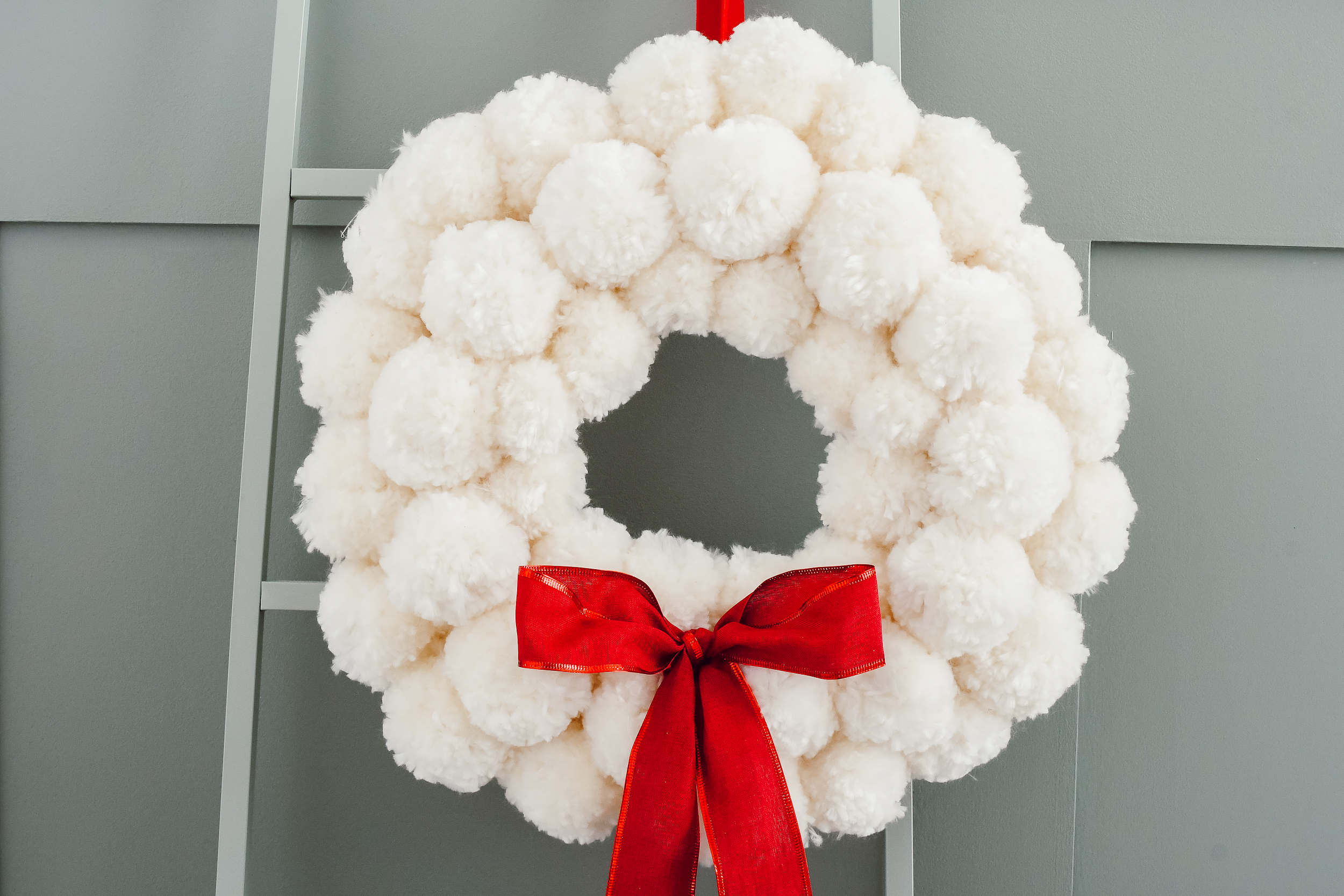 vaak Bijzettafeltje gekruld Kerstkrans met sneeuwballen (pompoms) maken - Christmaholic.nl