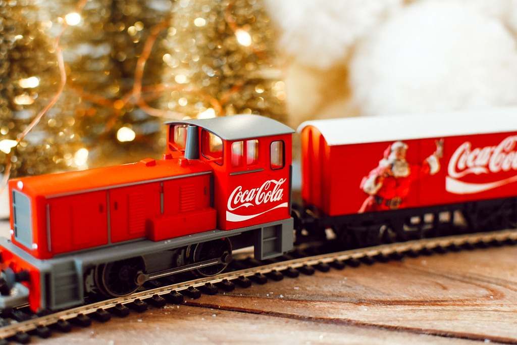 Snazzy Opgetild Vakman WIN! Coca-Cola kersttrein & spulletjes van My Village - Christmaholic.nl