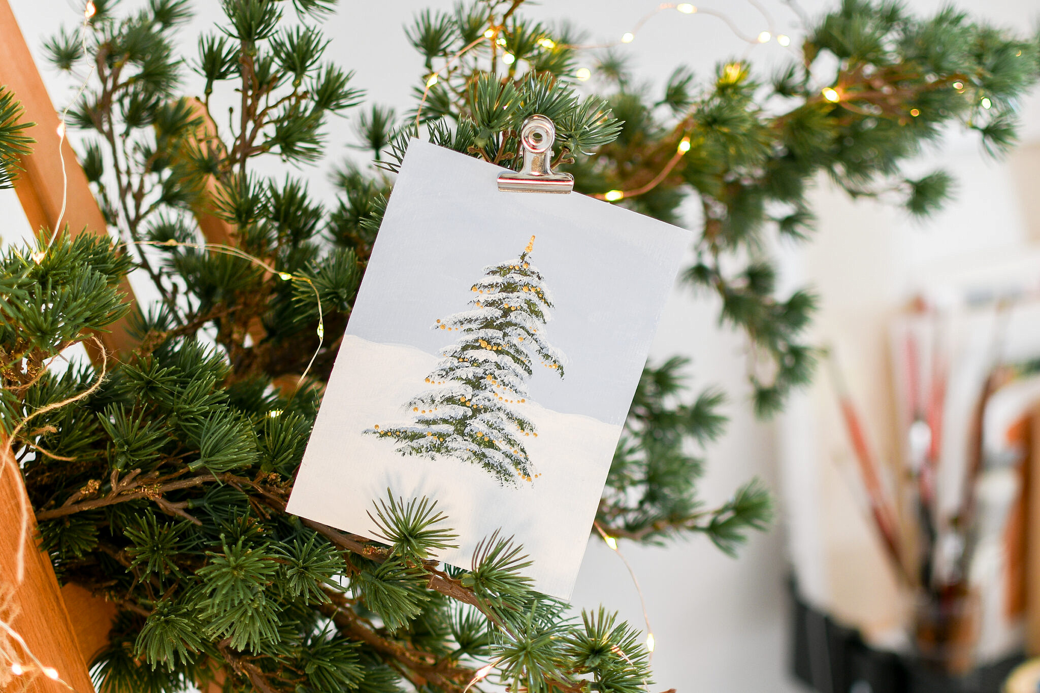 DIY Kerstkaarten schilderen met besneeuwde kerstboompjes