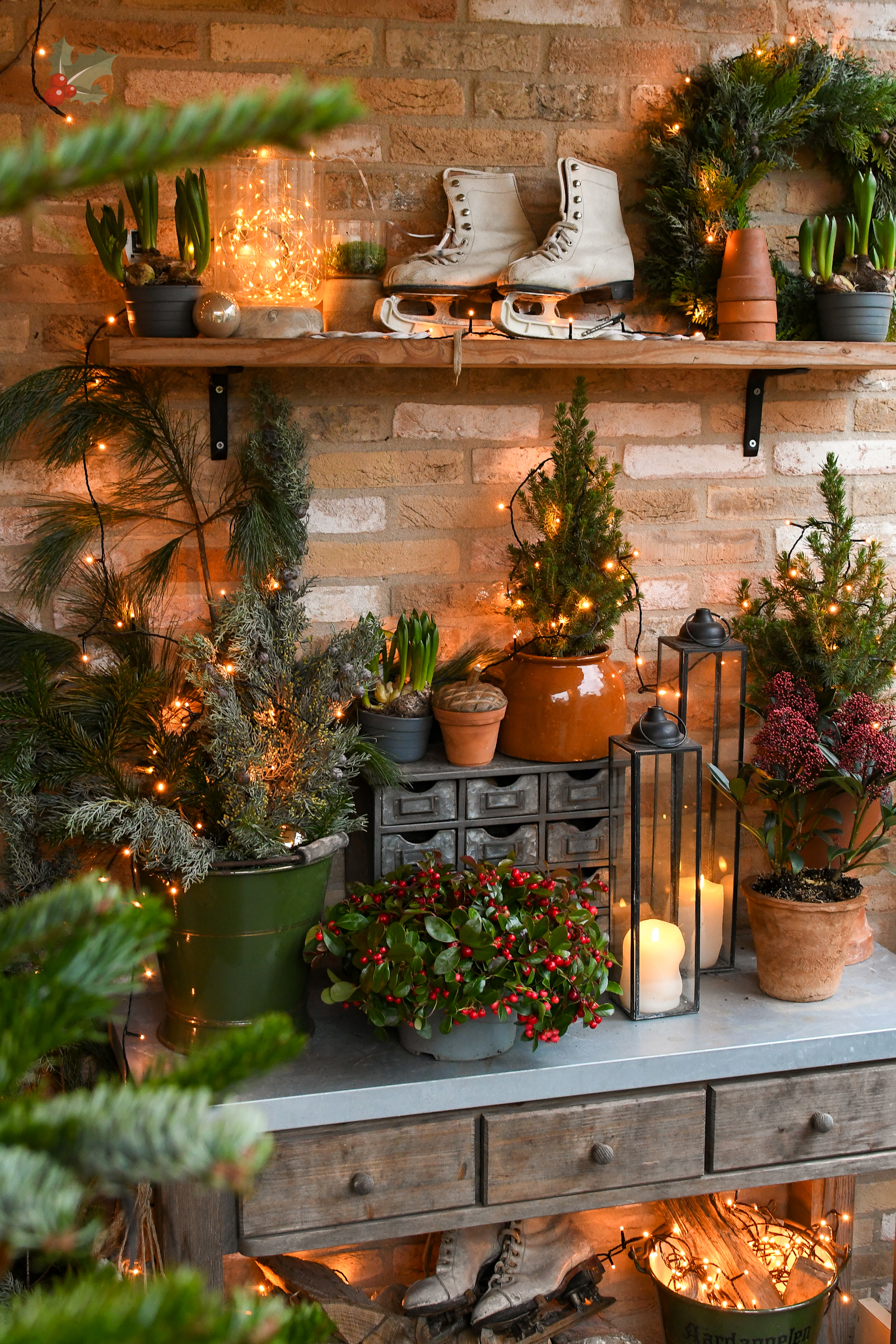 Kerstversiering in tuin op tafeltje