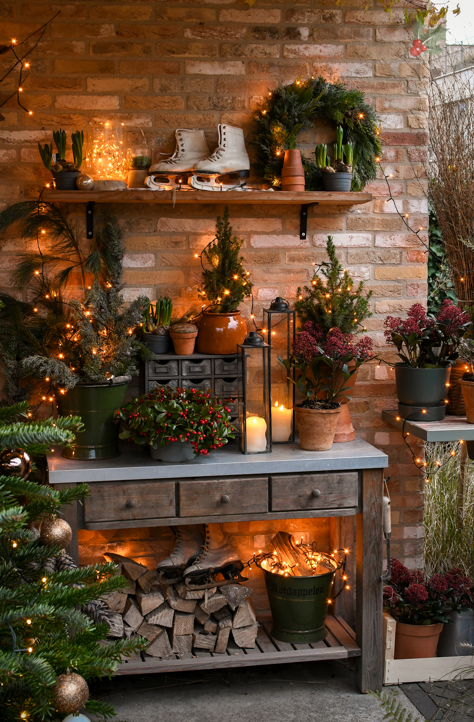 Kerstdecoratie onder overkapping