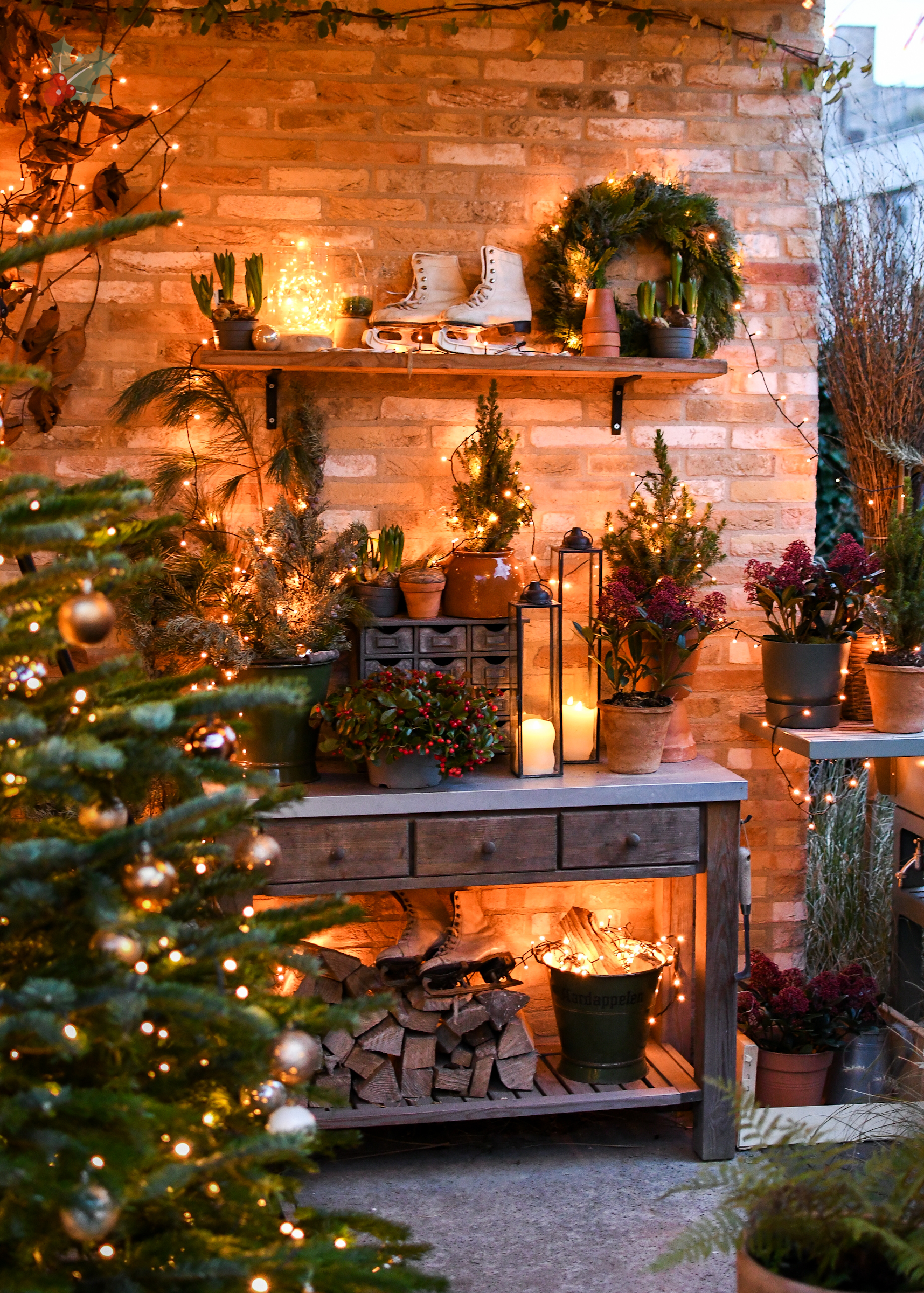 Kerstversiering in een kleine tuin in het donker