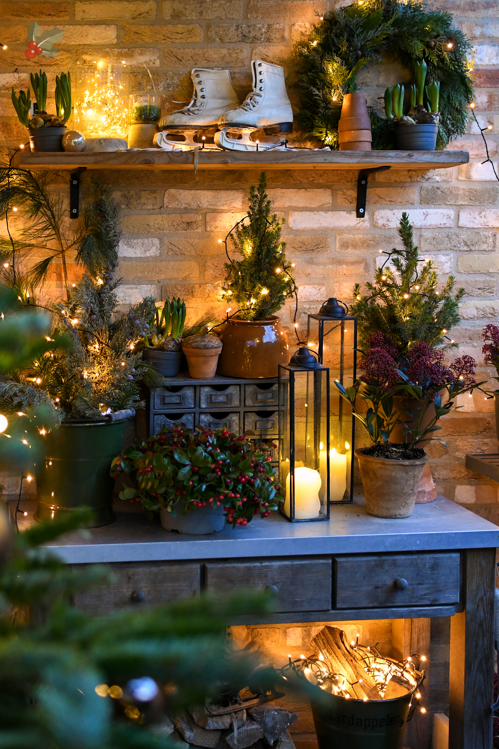 Kerstversiering en kerstdecoratie in een kleine tuin