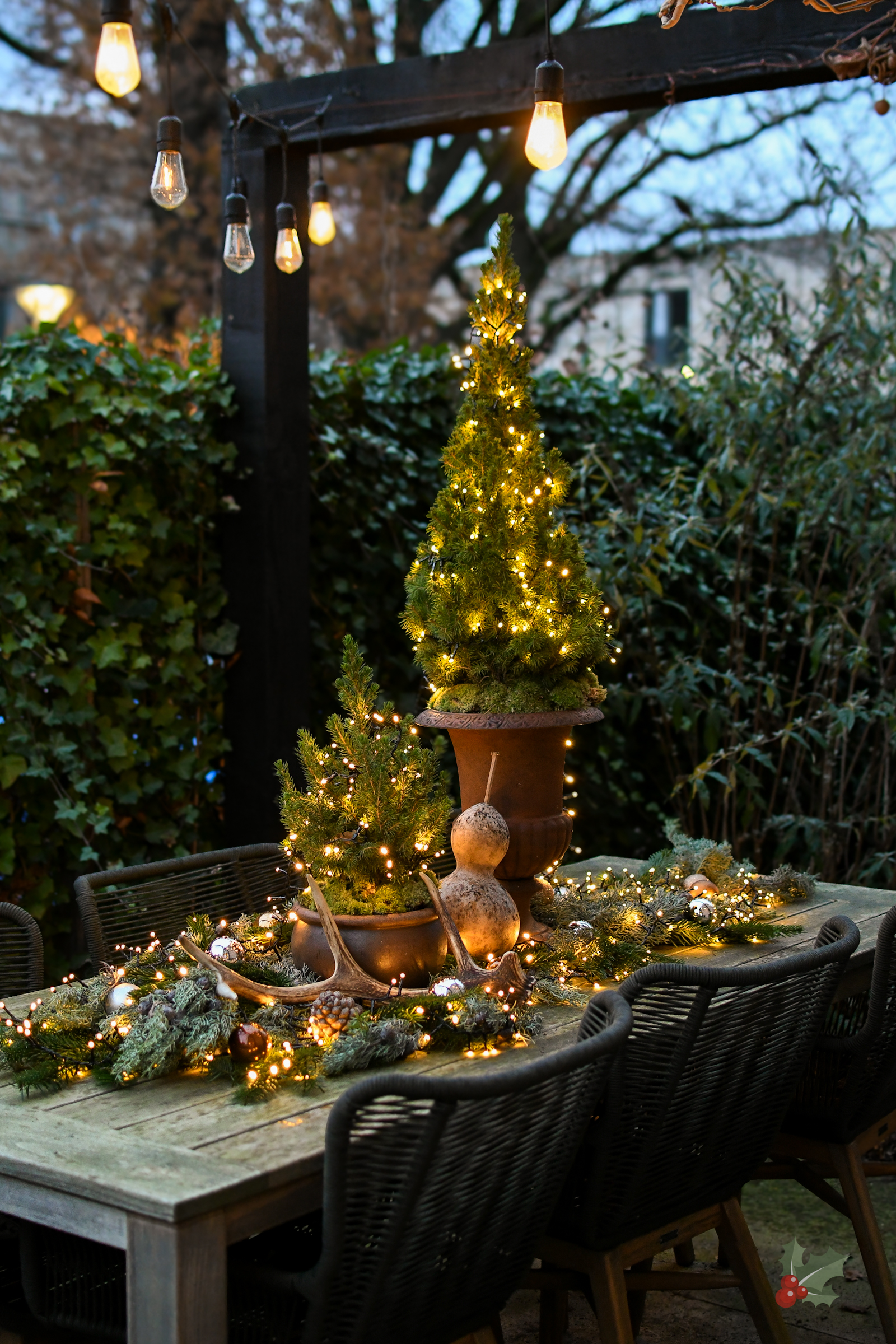 kerstdecoratie op tuin tafel