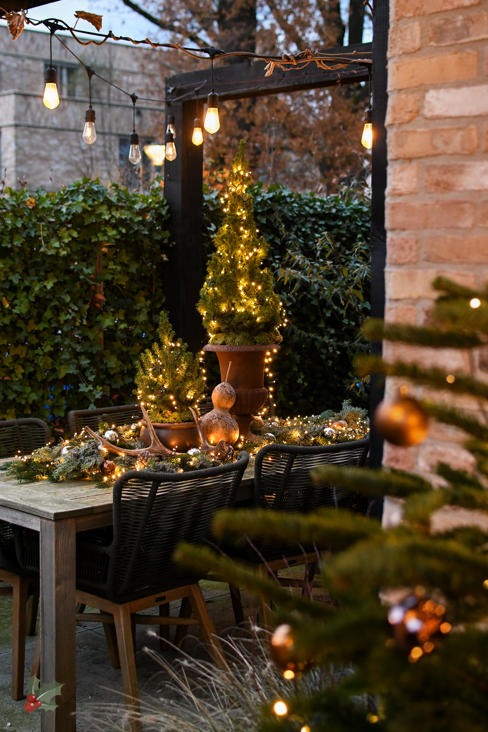 Kerstdecoratie op tuintafel