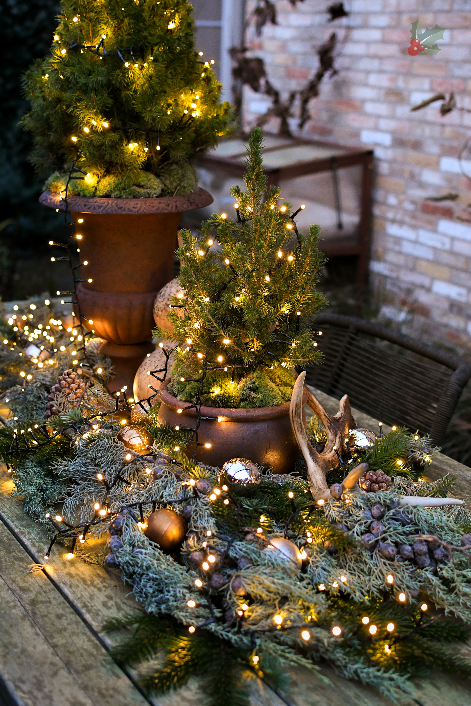 kerstversiering op tafel in de tuin