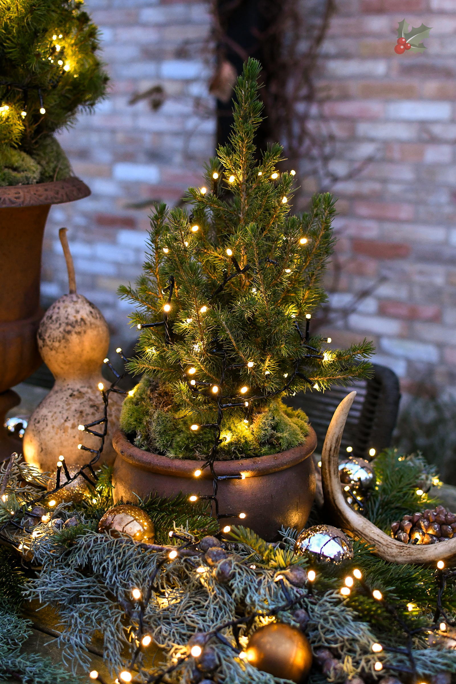 kerstversiering op tafel in de tuin