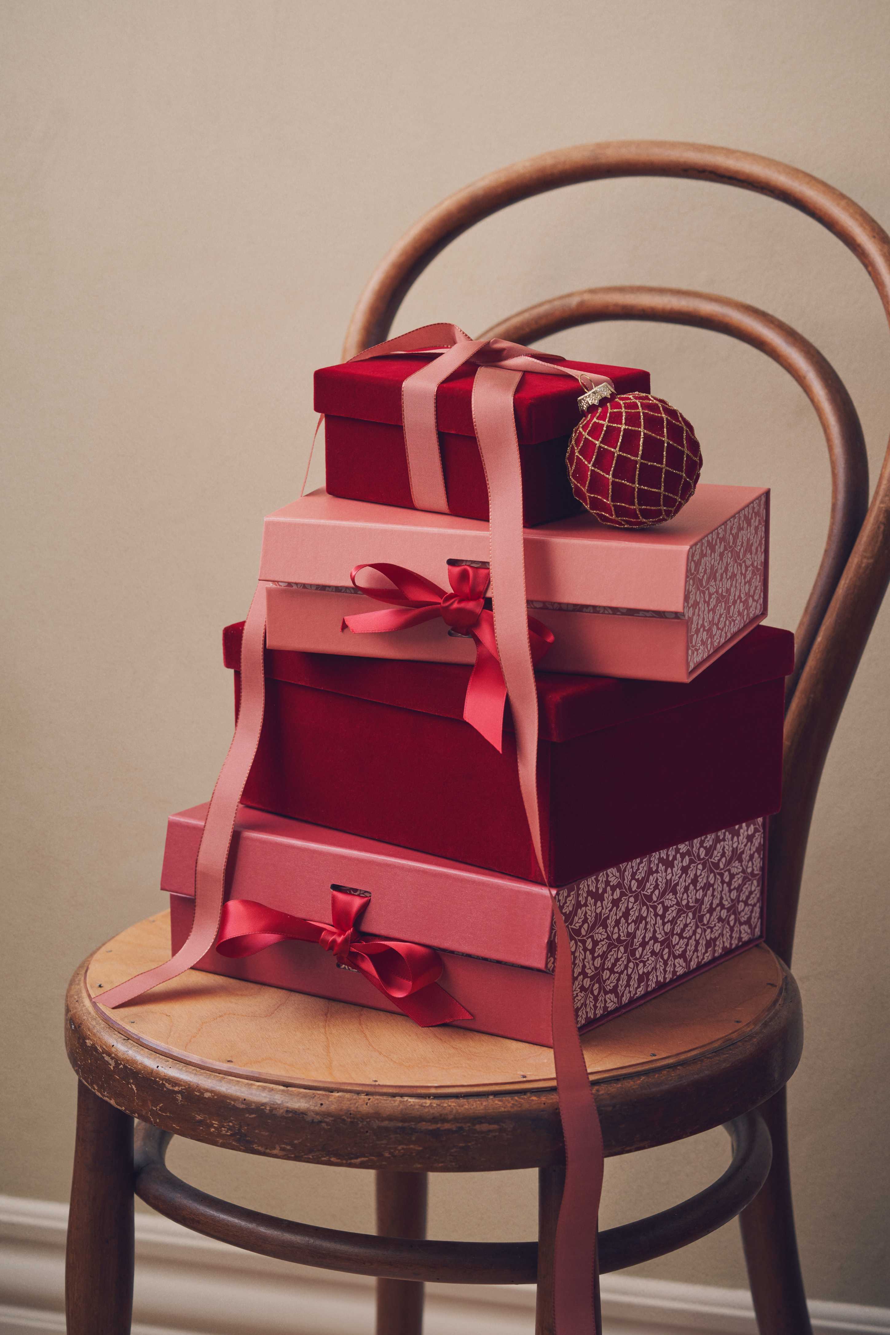 Kerstcollectie Søstrene Grene 2025 - bordeaxu rood kerstinpakpapier en dozen