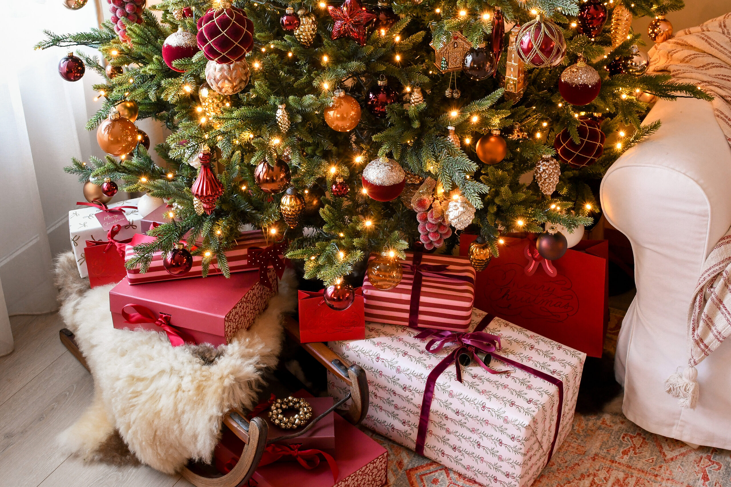 burgundy kerstboom versiering