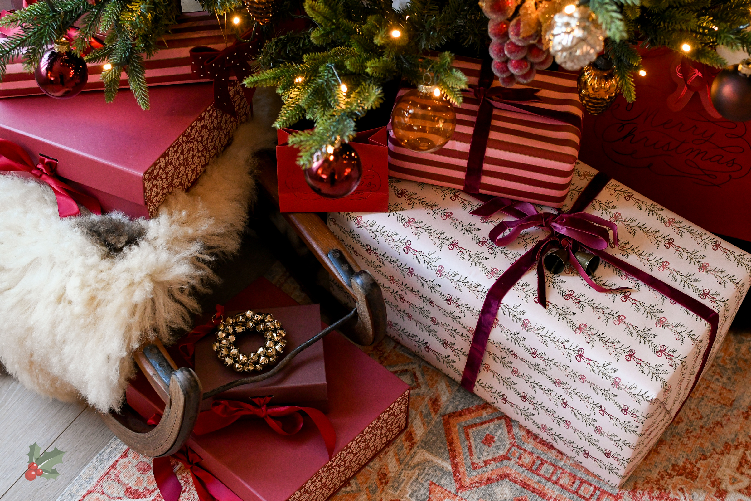 kerstboom bordeaux rood burgundy kerstversiering cadeautjes ingepakt