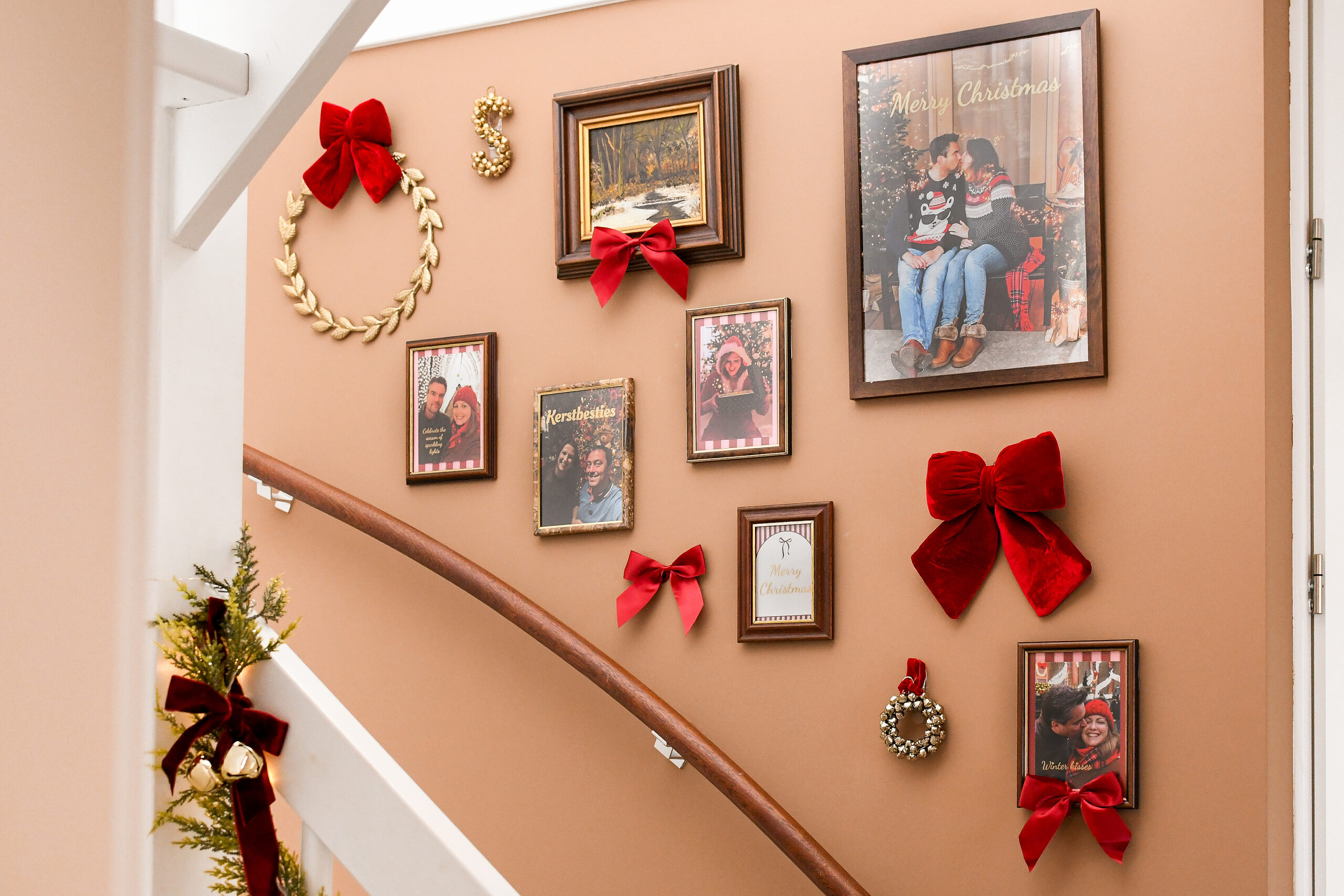 gallery wall voor kerst - muur versieren met foto's en kerstdecoratie